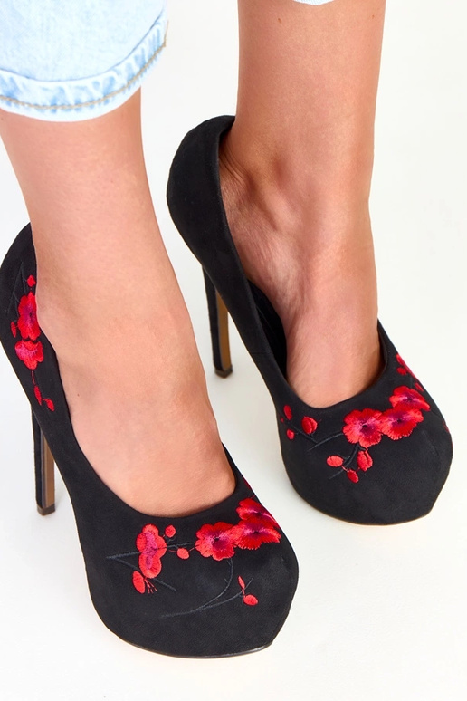 Décolleté nere con plateau decorate... Décolleté nere con plateau decorate...