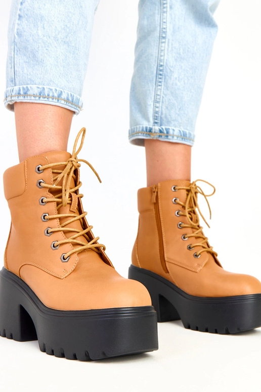 Stivaletti marroni con tacco robusto... Stivaletti marroni con tacco robusto...