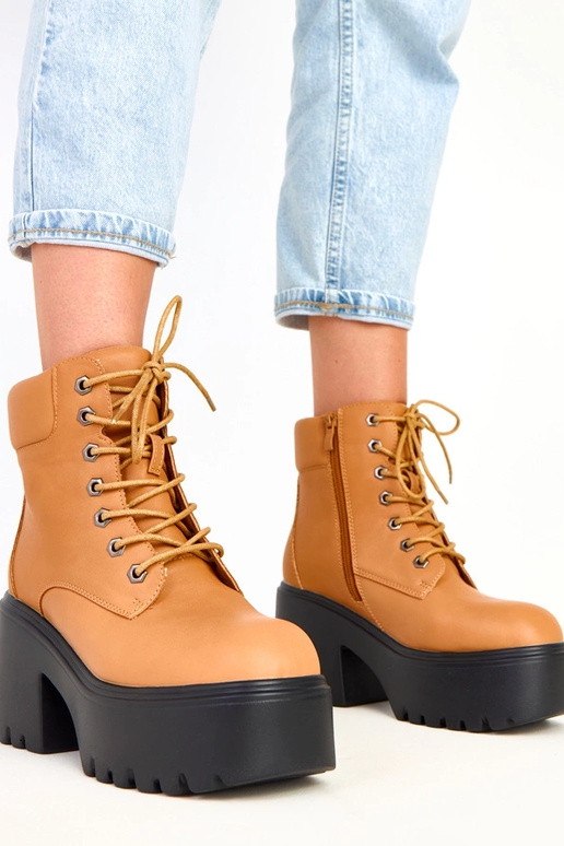 Stivaletti marroni con tacco robusto... Stivaletti marroni con tacco robusto...