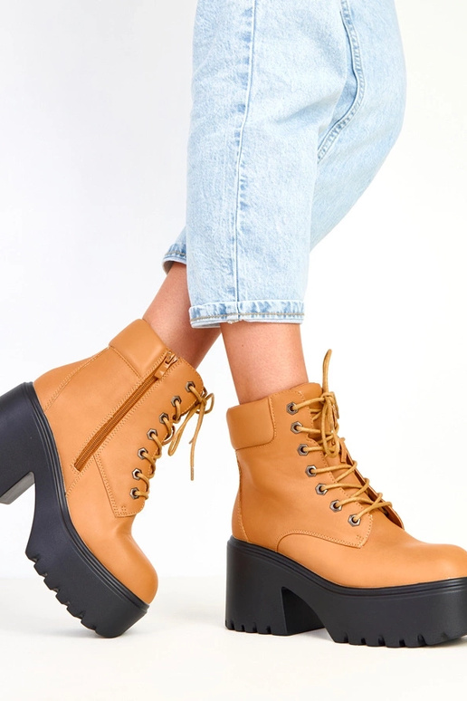 Stivaletti marroni con tacco robusto... Stivaletti marroni con tacco robusto...