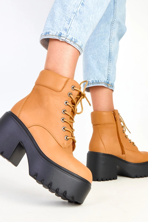 Stivaletti marroni con tacco robusto... Stivaletti marroni con tacco robusto...