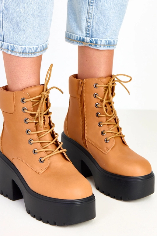 Stivaletti marroni con tacco robusto... Stivaletti marroni con tacco robusto...