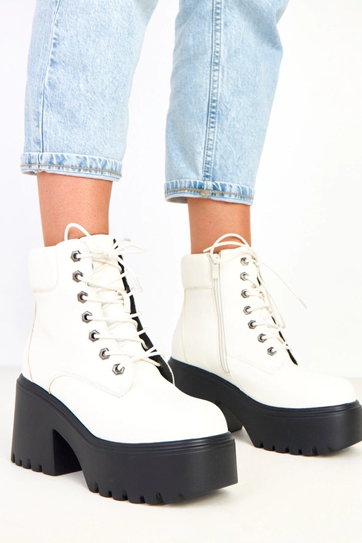 Stivaletti bianchi con tacco robusto... Stivaletti bianchi con tacco robusto...