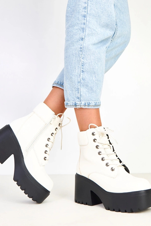 Stivaletti bianchi con tacco robusto... Stivaletti bianchi con tacco robusto...