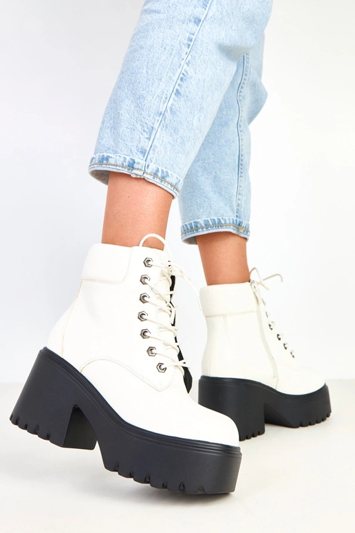 Stivaletti bianchi con tacco robusto... Stivaletti bianchi con tacco robusto...