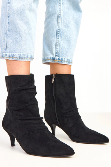 Stivaletti neri con pieghe...