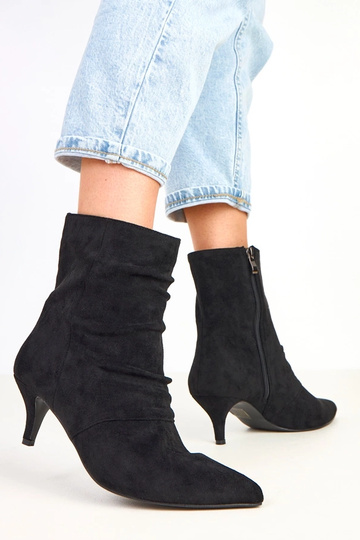 Stivaletti neri con pieghe... 2