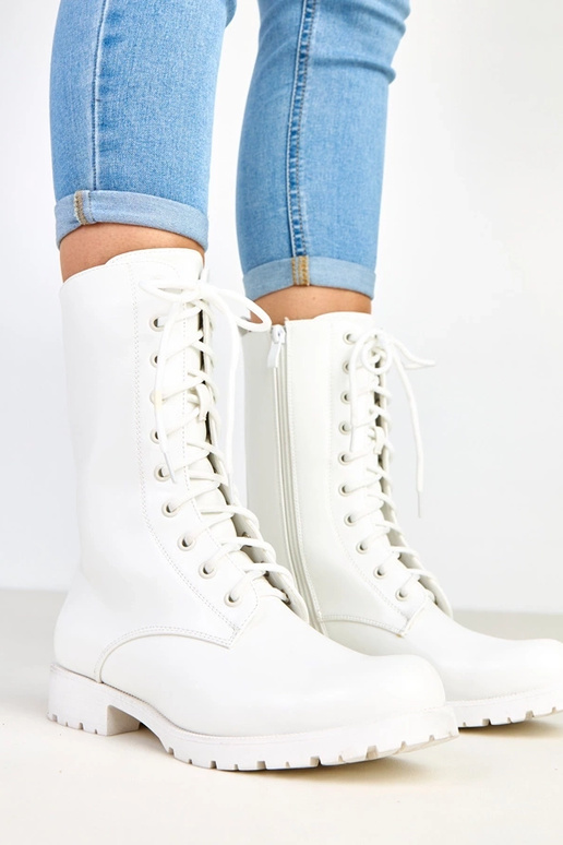 Stivaletti bianchi con tacco basso e... Stivaletti bianchi con tacco basso e...