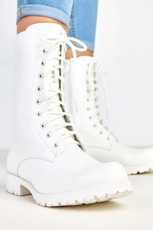 Stivaletti bianchi con tacco basso e... Stivaletti bianchi con tacco basso e...