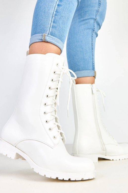 Stivaletti bianchi con tacco basso e... Stivaletti bianchi con tacco basso e...