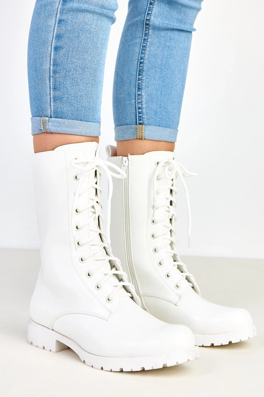 Stivaletti bianchi con tacco basso e... Stivaletti bianchi con tacco basso e...