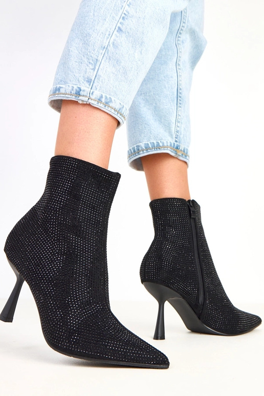 Stivaletti neri con tacco alto... Stivaletti neri con tacco alto...