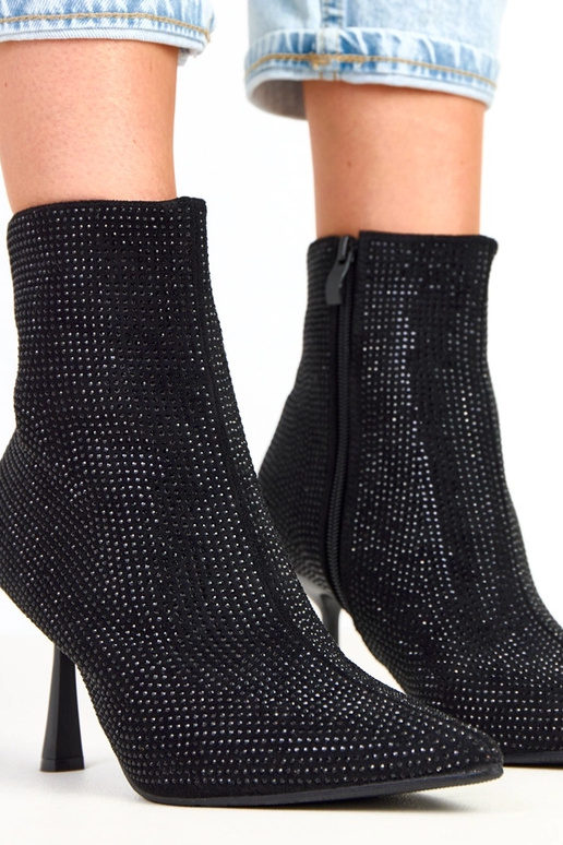 Stivaletti neri con tacco alto... Stivaletti neri con tacco alto...