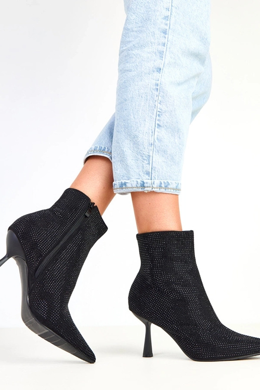 Stivaletti neri con tacco alto... Stivaletti neri con tacco alto...