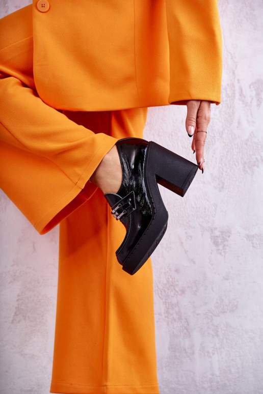 con effetto vernice scarpe Su un enorme palo colore nero Lemar Jaime con effetto vernice scarpe Su un enorme palo colore nero Lemar Jaime