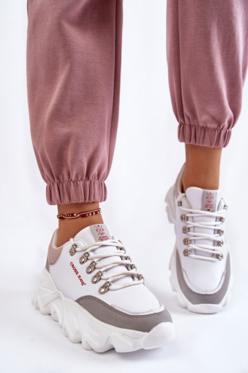 Femminile Scarpe modello sneakers con una piattaforma Cross Jeans KK2R4071C Colore bianco 2