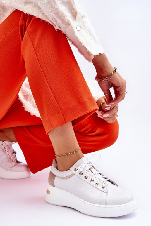 Femminile Pelle scarpe da ginnastica con una piattaforma Colore bianco Caressa Femminile Pelle scarpe da ginnastica con una piattaforma Colore bianco Caressa