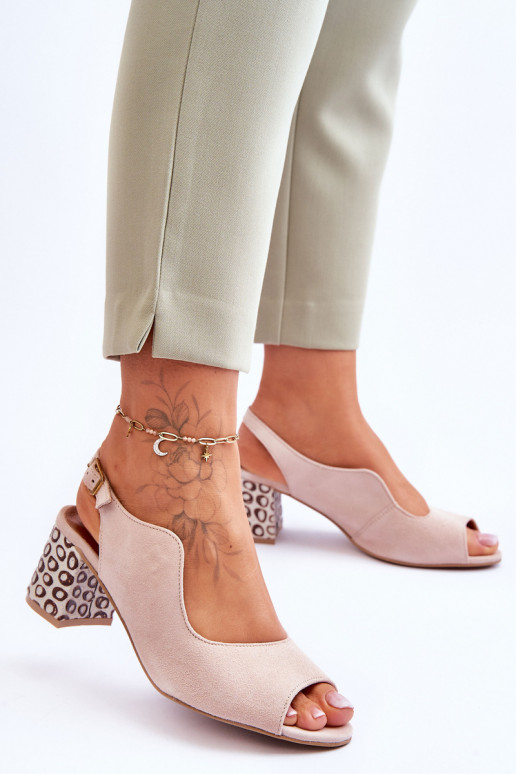 Femminile Sandali in camoscio con i tacchi Deveciejka 05870-04 beige Femminile Sandali in camoscio con i tacchi Deveciejka 05870-04 beige