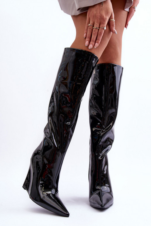 con effetto vernice stivali Su un cuneo colore nero Delinn con effetto vernice stivali Su un cuneo colore nero Delinn