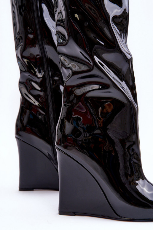 con effetto vernice stivali Su un cuneo colore nero Delinn con effetto vernice stivali Su un cuneo colore nero Delinn