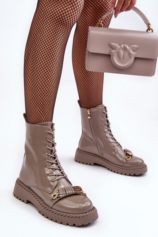 Femminile con effetto vernice Stivaletti da lavoro con ornamenti beige S.Barski MR870-67 Femminile con effetto vernice Stivaletti da lavoro con ornamenti beige S.Barski MR870-67