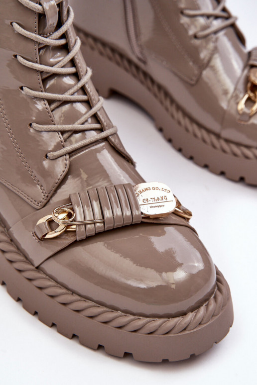 Femminile con effetto vernice Stivaletti da lavoro con ornamenti beige S.Barski MR870-67 Femminile con effetto vernice Stivaletti da lavoro con ornamenti beige S.Barski MR870-67