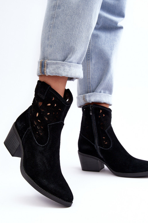 Scarpe scamosciate stile coAboy con elementi traforati D&A SN622-20 colore nero Scarpe scamosciate stile coAboy con elementi traforati D&A SN622-20 colore nero