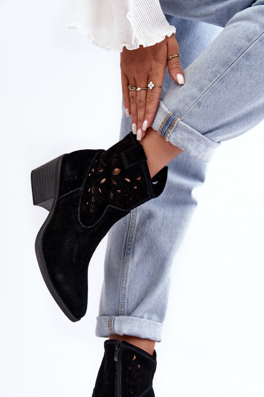 Scarpe scamosciate stile coAboy con elementi traforati D&A SN622-20 colore nero Scarpe scamosciate stile coAboy con elementi traforati D&A SN622-20 colore nero