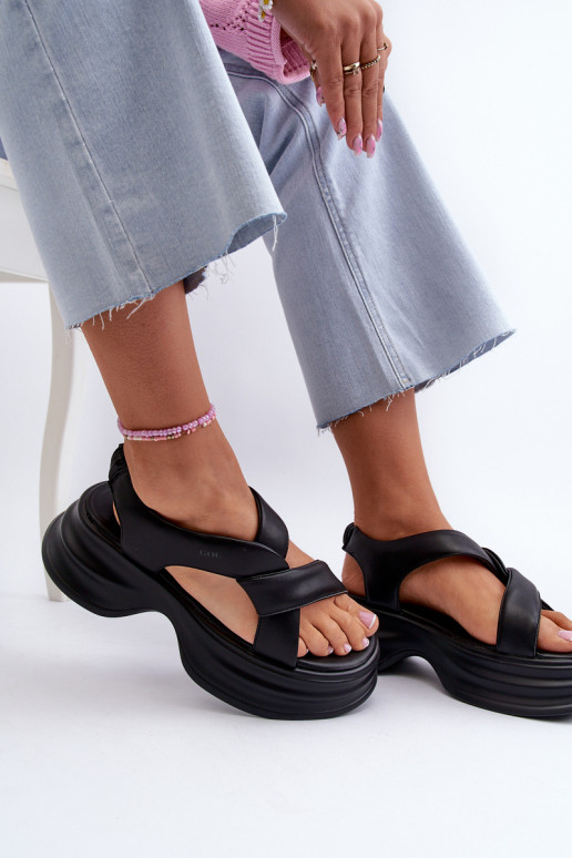 Sandali da donna Femminile con suole massicce alla moda colore nero GOE NN2N4106 Sandali da donna Femminile con suole massicce alla moda colore nero GOE NN2N4106