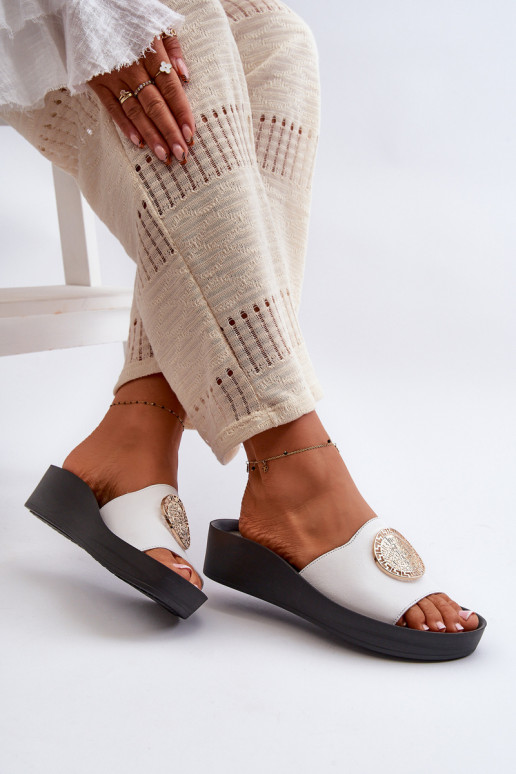 Zazoo 2920 Pantofole in pelle Femminile Su un cuneo Ze colore doratom Detalem Colore bianco Zazoo 2920 Pantofole in pelle Femminile Su un cuneo Ze colore doratom Detalem Colore bianco