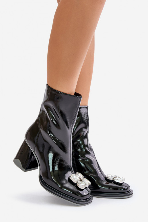 con effetto vernice Stivali da donna con ornamenti D&A MR880-019 colore nero con effetto vernice Stivali da donna con ornamenti D&A MR880-019 colore nero