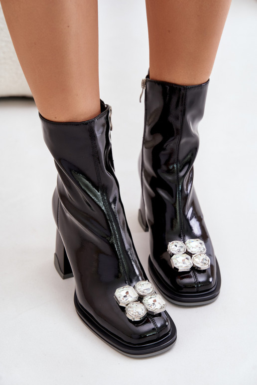 con effetto vernice Stivali da donna con ornamenti D&A MR880-019 colore nero con effetto vernice Stivali da donna con ornamenti D&A MR880-019 colore nero