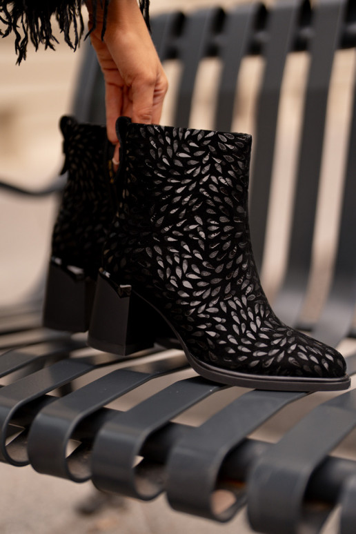 Stivali con tacco in pelle scamosciata Con decorazioni Tłoczeniem D&A CR42-192 colore nero Stivali con tacco in pelle scamosciata Con decorazioni Tłoczeniem D&A CR42-192 colore nero