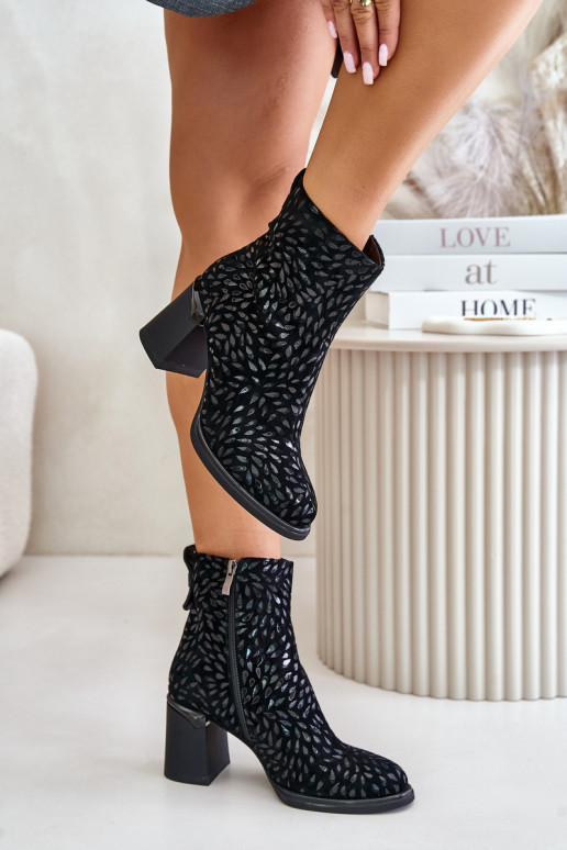 Stivali con tacco in pelle scamosciata Con decorazioni Tłoczeniem D&A CR42-192 colore nero Stivali con tacco in pelle scamosciata Con decorazioni Tłoczeniem D&A CR42-192 colore nero