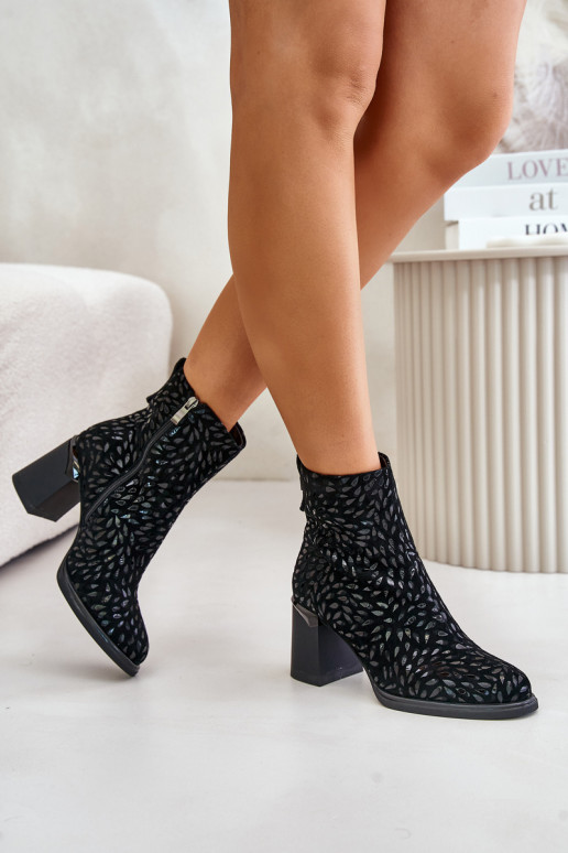 Stivali con tacco in pelle scamosciata Con decorazioni Tłoczeniem D&A CR42-192 colore nero Stivali con tacco in pelle scamosciata Con decorazioni Tłoczeniem D&A CR42-192 colore nero