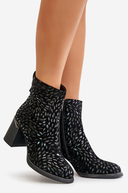 Stivali con tacco in pelle scamosciata Con decorazioni Tłoczeniem D&A CR42-192 colore nero Stivali con tacco in pelle scamosciata Con decorazioni Tłoczeniem D&A CR42-192 colore nero