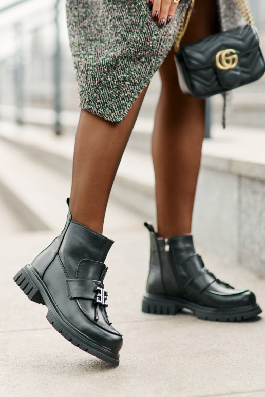 Pelle Stivali con tacchi larghi con ornamenti riscaldamento colore nero Asperra