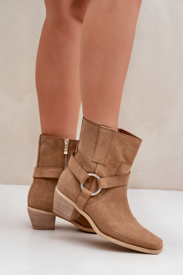 Stivaletti in suede naturale con tacchi, color sabbia