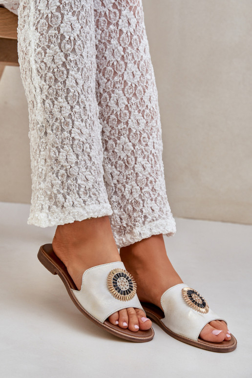 Pantofole in pelle con ornamenti con tacchi larghi LeAski 3047/O colore dorato Przecierany Pantofole in pelle con ornamenti con tacchi larghi LeAski 3047/O colore dorato Przecierany