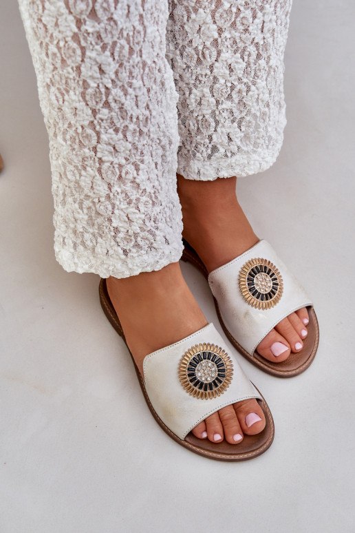 Pantofole in pelle con ornamenti con tacchi larghi LeAski 3047/O colore dorato Przecierany Pantofole in pelle con ornamenti con tacchi larghi LeAski 3047/O colore dorato Przecierany