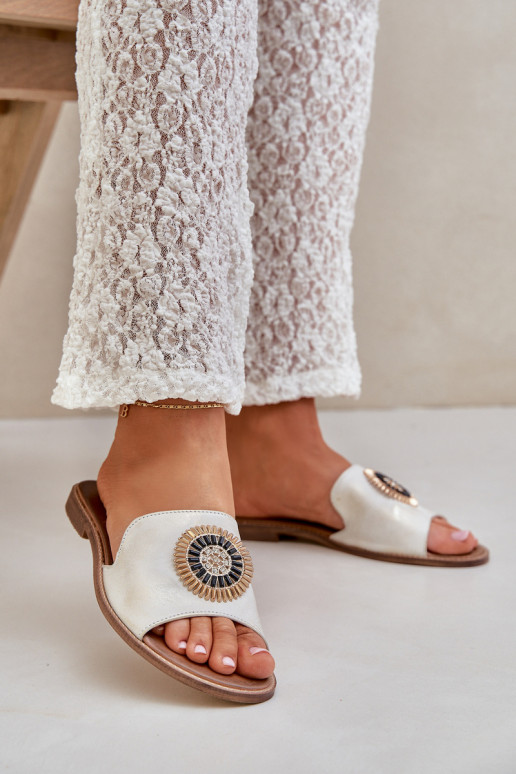 Pantofole in pelle con ornamenti con tacchi larghi LeAski 3047/O colore dorato Przecierany Pantofole in pelle con ornamenti con tacchi larghi LeAski 3047/O colore dorato Przecierany