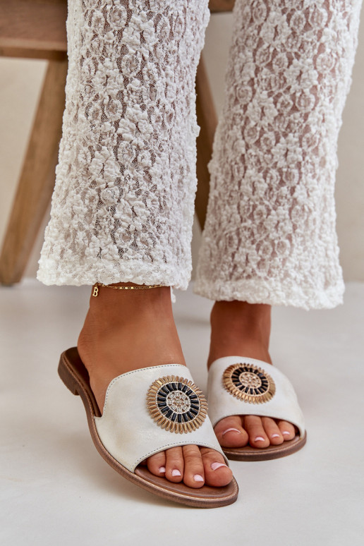 Pantofole in pelle con ornamenti con tacchi larghi LeAski 3047/O colore dorato Przecierany Pantofole in pelle con ornamenti con tacchi larghi LeAski 3047/O colore dorato Przecierany