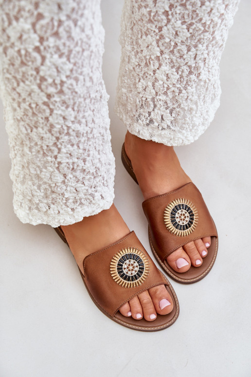 Pantofole in pelle con ornamenti con tacchi larghi LeAski 3047/O colore marrone Pantofole in pelle con ornamenti con tacchi larghi LeAski 3047/O colore marrone