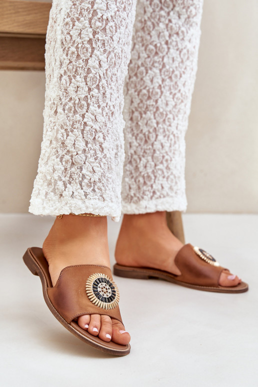 Pantofole in pelle con ornamenti con tacchi larghi LeAski 3047/O colore marrone Pantofole in pelle con ornamenti con tacchi larghi LeAski 3047/O colore marrone