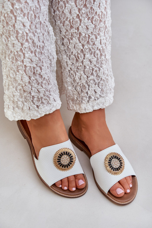 Pantofole in pelle con ornamenti con tacchi larghi LeAski 3047/O Colore bianco Pantofole in pelle con ornamenti con tacchi larghi LeAski 3047/O Colore bianco