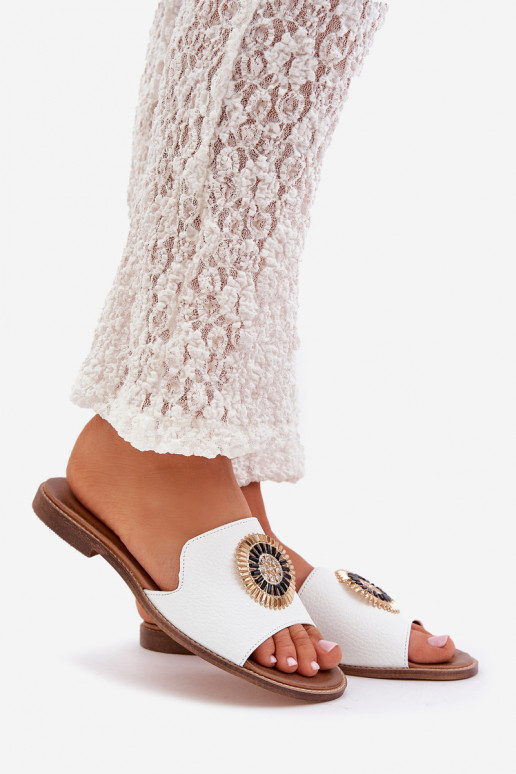 Pantofole in pelle con ornamenti con tacchi larghi LeAski 3047/O Colore bianco Pantofole in pelle con ornamenti con tacchi larghi LeAski 3047/O Colore bianco