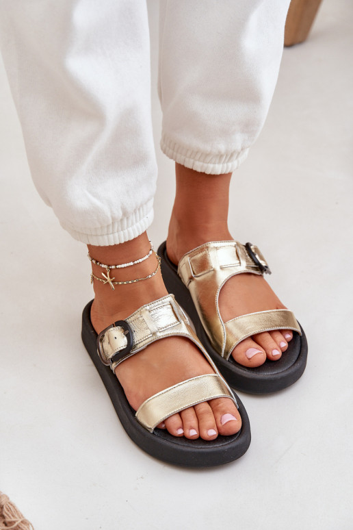 Pantofole in pelle Femminile con una piattaforma Zazoo 3024 colore dorato Pantofole in pelle Femminile con una piattaforma Zazoo 3024 colore dorato