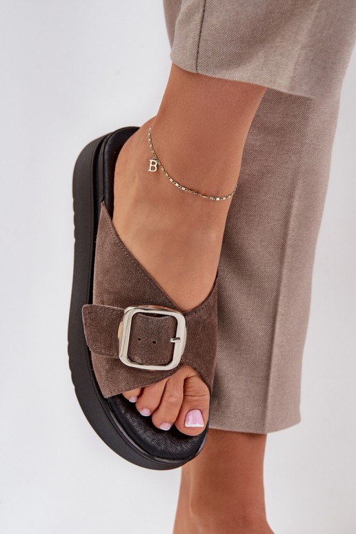 Pantofole da donna in pelle scamosciata con fibbie con una piattaforma Zazoo 3019 colore marrone Pantofole da donna in pelle scamosciata con fibbie con una piattaforma Zazoo 3019 colore marrone