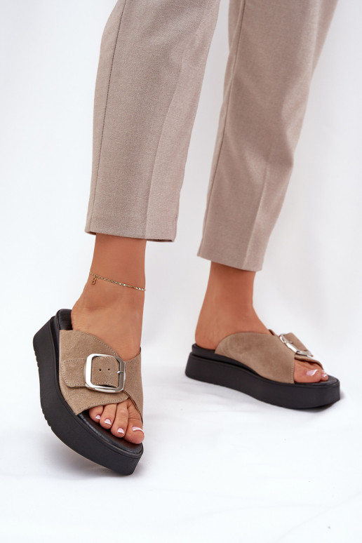 Pantofole da donna in pelle scamosciata con fibbie con una piattaforma Zazoo 3019 beige Pantofole da donna in pelle scamosciata con fibbie con una piattaforma Zazoo 3019 beige