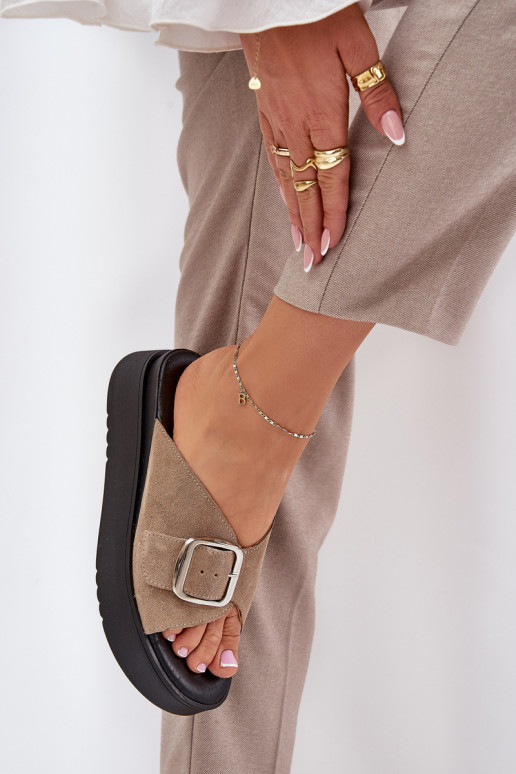 Pantofole da donna in pelle scamosciata con fibbie con una piattaforma Zazoo 3019 beige Pantofole da donna in pelle scamosciata con fibbie con una piattaforma Zazoo 3019 beige